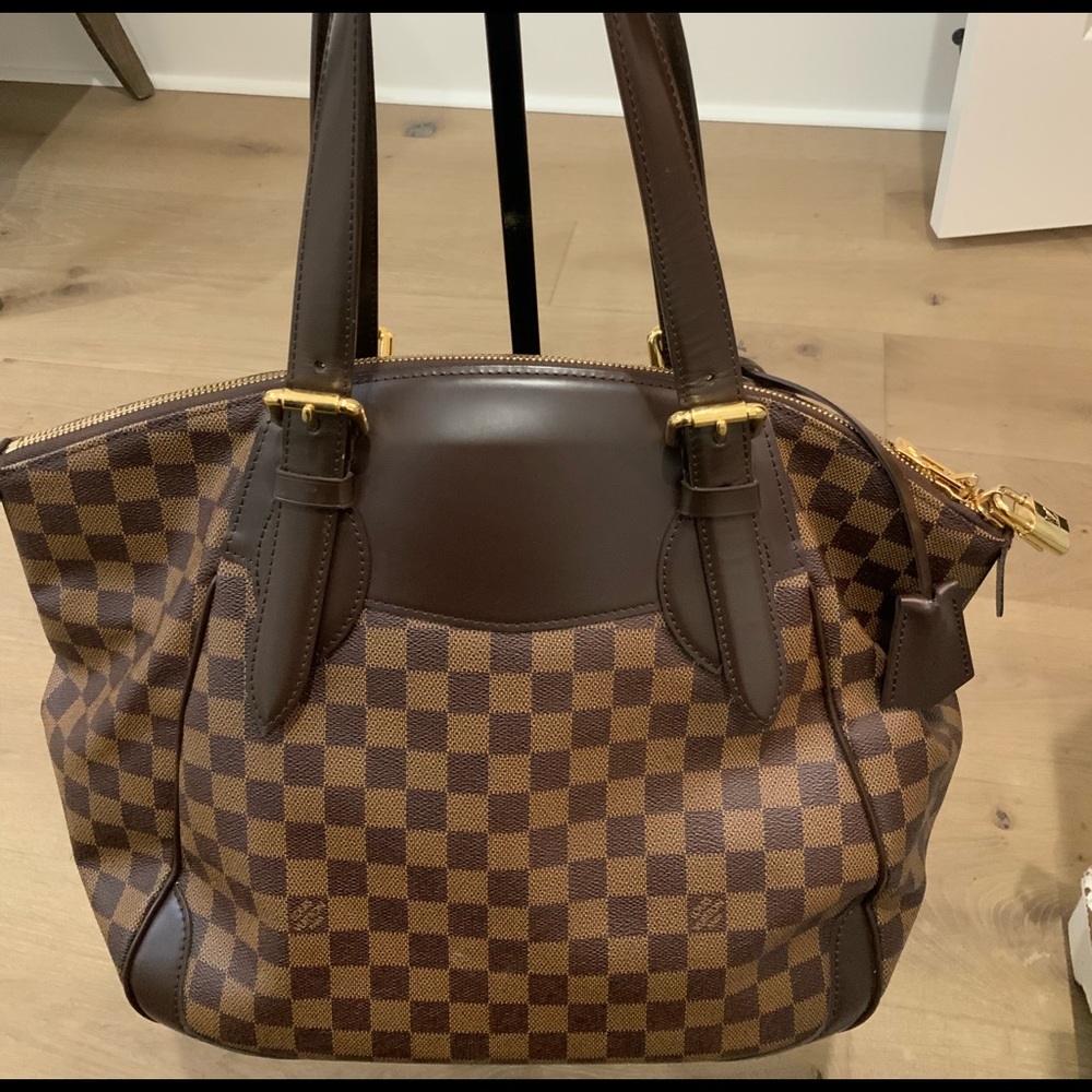 Rarely used authentic Louis Vuttion Damier Shoulder Bag.